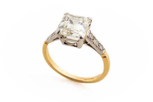 A MID 20TH CENTURY ASSCHER CUT RING