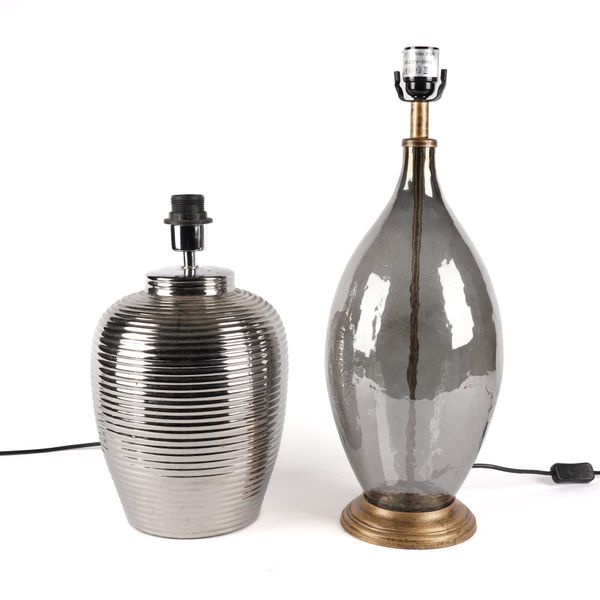 A MODERN SILVERED RIBBED CERAMIC TABLE LAMP (2)