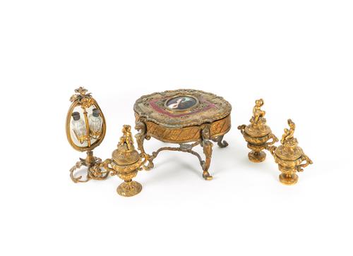 A CONTINENTAL GILT-METAL MOUNTED ENAMEL JEWELLERY BOX TOGETHER WITH THREE GILT BRONZE ENCRIER URNS (5)