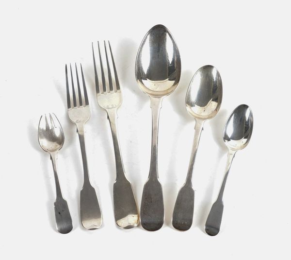 A GROUP OF SILVER FIDDLE PATTERN TABLE FLATWARE (QTY)