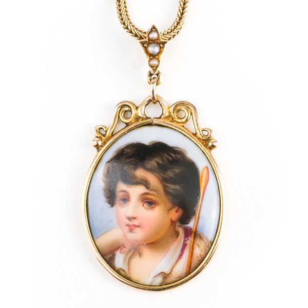 A PENDANT WITH A 9CT GOLD NECKLACE (2)