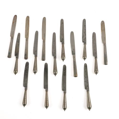 A GROUP OF FIFTEEN KNIVES (15)