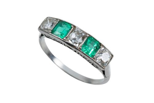 AN EMERALD AND DIAMOND FIVE STONE RING