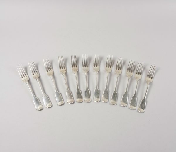 A SET OF TWELVE SILVER FIDDLE PATTERN TABLE FORKS (12)