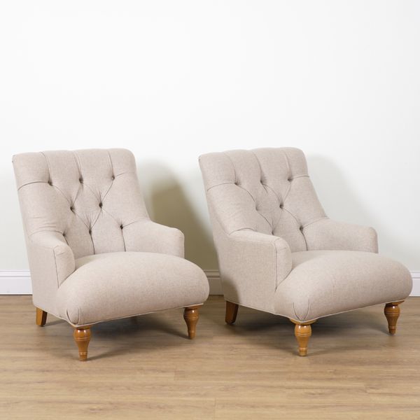 ALLAN AVERY; A PAIR OF MODERN BUTTON BACK EASY ARMCHAIRS (2)