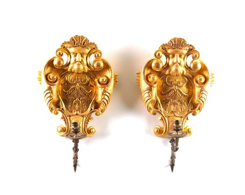 A PAIR OF BAROQUE STYLE GILTWOOD AND COMPOSITION MASK SINGLE LIGHT WALL APPLIQUÉS (2)
