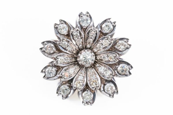 A DIAMOND FLOWER BROOCH