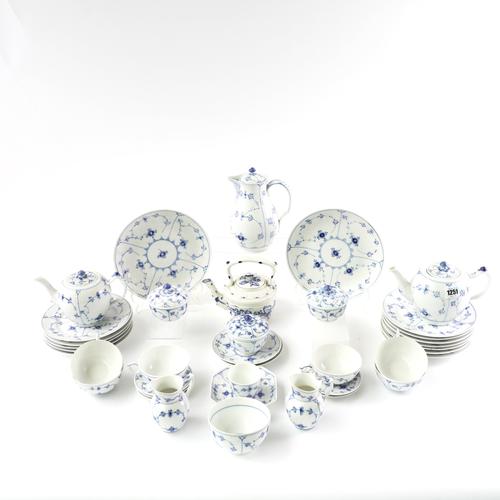 A ROYAL COPENHAGEN ASSEMBLED BLUE AND WHITE `IMMORTELLE' PATTERN PART SERVICE (47)