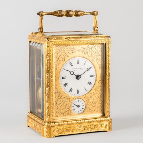 A FRENCH EARLY ONE-PIECE CASE GILT BRASS ENGRAVED STRIKING CARRIAGE CLOCK WITH ALARM