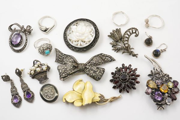 A GROUP OF SILVER AND SILVER MOUNTED JEWELLERY (15)