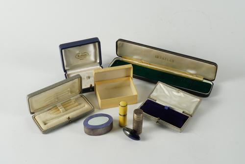 A SILVER AND ENAMELLED OVAL BOX, THREE FURTHER ITEMS AND A QUANTITY OF JEWELLERY BOXES (QTY)