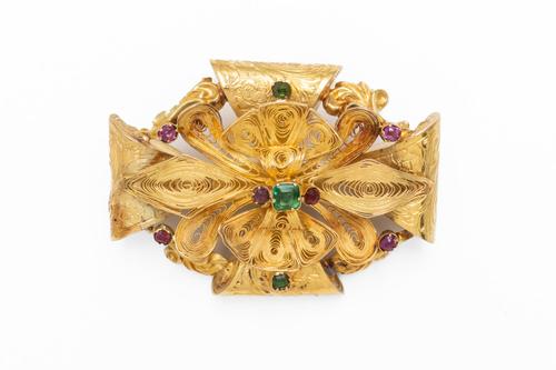 A FILIGREE BROOCH