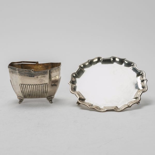 A SILVER WAITER AND A VICTORIAN SILVER SUGAR BOWL (2)