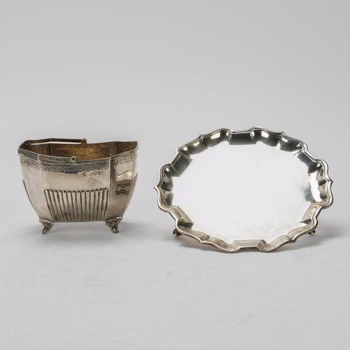 A SILVER WAITER AND A VICTORIAN SILVER SUGAR BOWL (2)