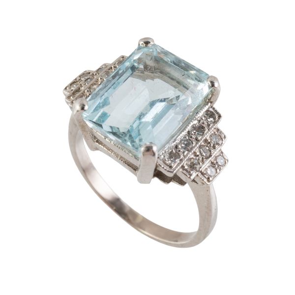 AN AQUAMARINE AND DIAMOND RING (3)