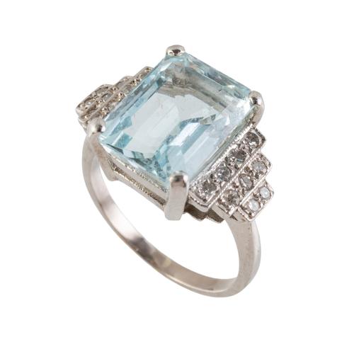 AN AQUAMARINE AND DIAMOND RING (3)