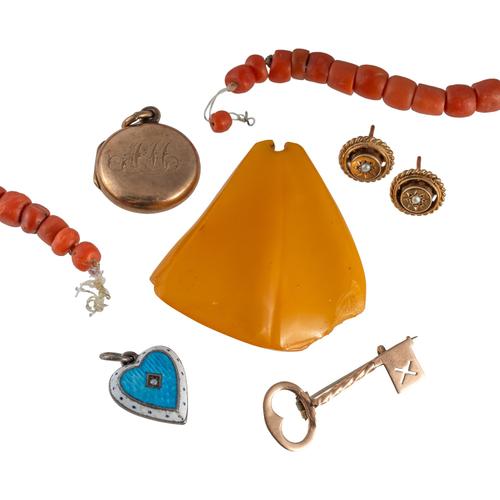 A GROUP OF JEWELLERY (6)