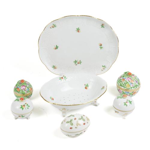 A GROUP OF HEREND 'STRAWBERRY' PATTERN PORCELAIN (14)