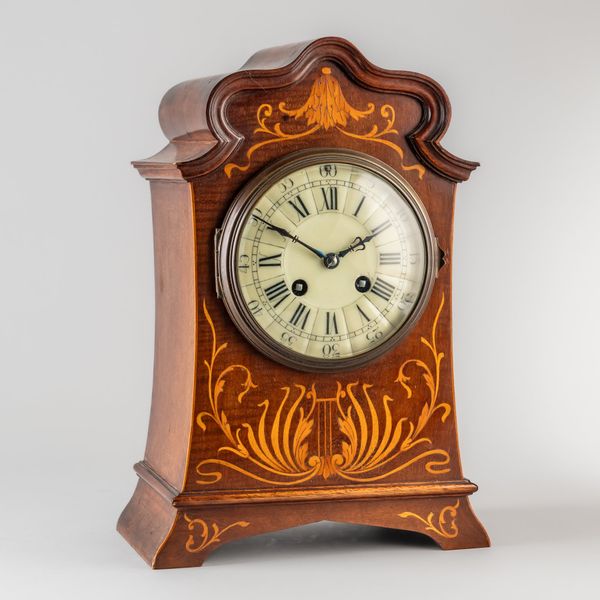 AN EDWARDIAN MAHOGANY AND SATINWOOD MARQUETRY-INLAID MANTEL CLOCK