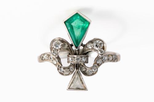 AN ART DECO EMERALD AND DIAMOND RING