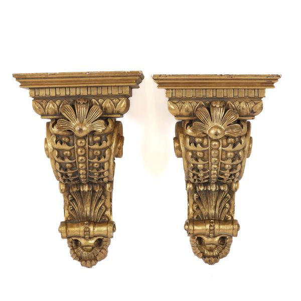 A PAIR OF 18TH CENTURY STYLE GOLD PAINTED WALL BRACKETS (2)