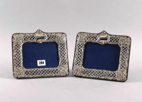 A PAIR OF SILVER MOUNTED SHAPED RECTANGULAR PHOTOGRAPH FRAMES (2)