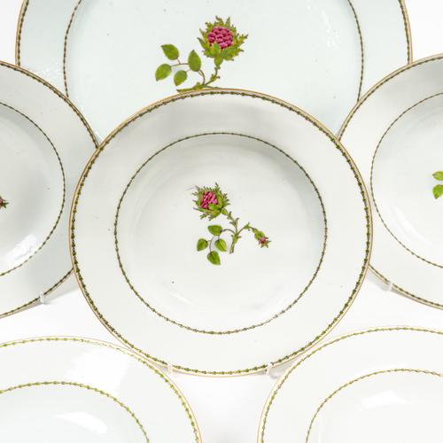 A CHINESE EXPORT OVAL SERVING DISH AND FIVE SOUP PLATES (6)