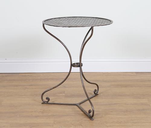 AN EARLY 20TH CENTURY CIRCULAR POLISHED METAL GARDEN TABLE