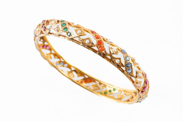 A GOLD FIXED BANGLE