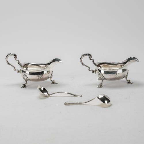 A PAIR OF GEORGE III SILVER SAUCEBOATS AND A PAIR OF RAT TAIL PATTERN SAUCE LADLES (4)