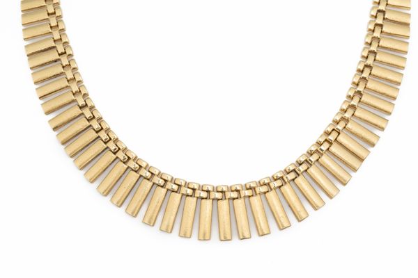 A GOLD GRADUATED COLLAR NECKLACE