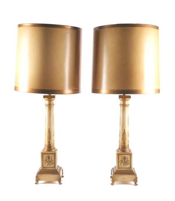 A PAIR OF FRENCH TOLE PEINTE COLUMN TABLE LAMPS WITH SHADES (2)