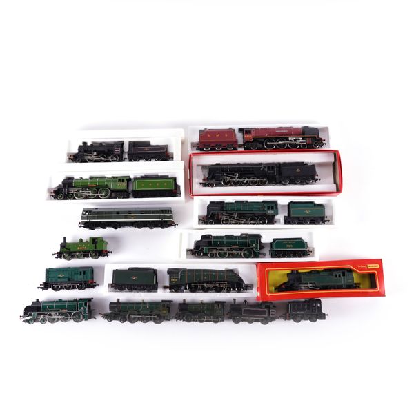 TOYS, A GROUP OF 12 00 GAUGE LOCOMOTIVES, MOSTLY BOXED HORNBY