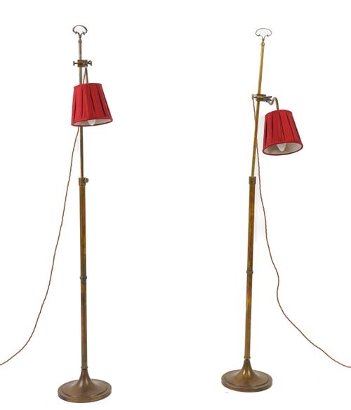 A PAIR OF BRASS TELESCOPIC ADJUSTABLE FLOOR STANDING READING LIGHTS (2)