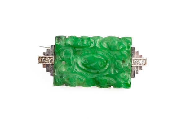 A JADE AND DIAMOND BROOCH