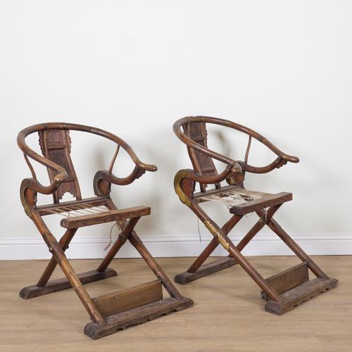 A PAIR OF EARLY 20TH CENTURY CHINESE EXPORT ELM HORSESHOE BACK FOLDING CHAIRS (2)