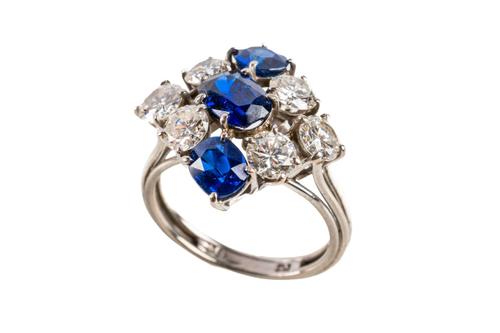 A SAPPHIRE AND DIAMOND RING