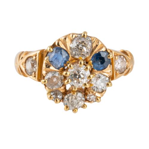A GOLD, SAPPHIRE AND DIAMOND CLUSTER RING
