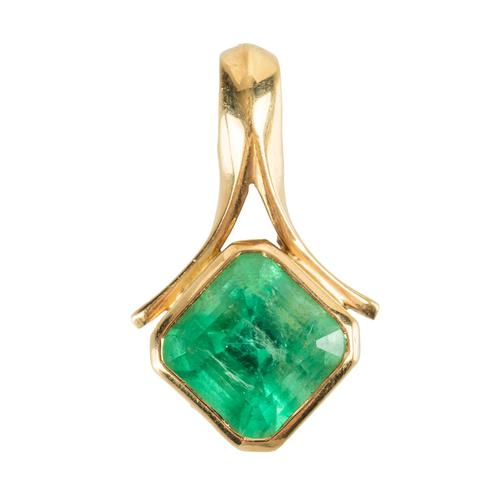 AN EMERALD PENDANT