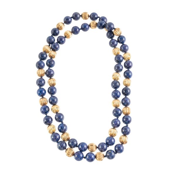 A GOLD AND LAPIS BEAD NECKLACE