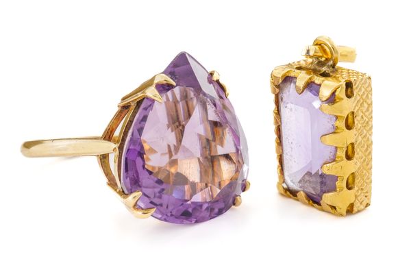 A GOLD AND AMETHYST SINGLE STONE RING AND A GOLD AND AMETHYST PENDANT (2)