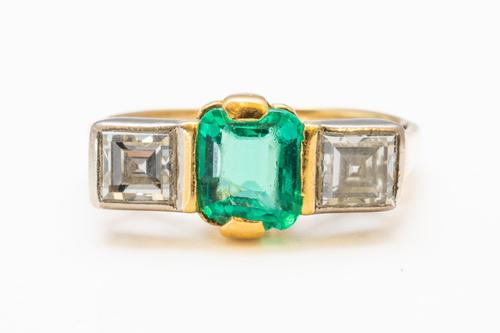 AN EMERALD AND DIAMOND THREE STONE RING (5)