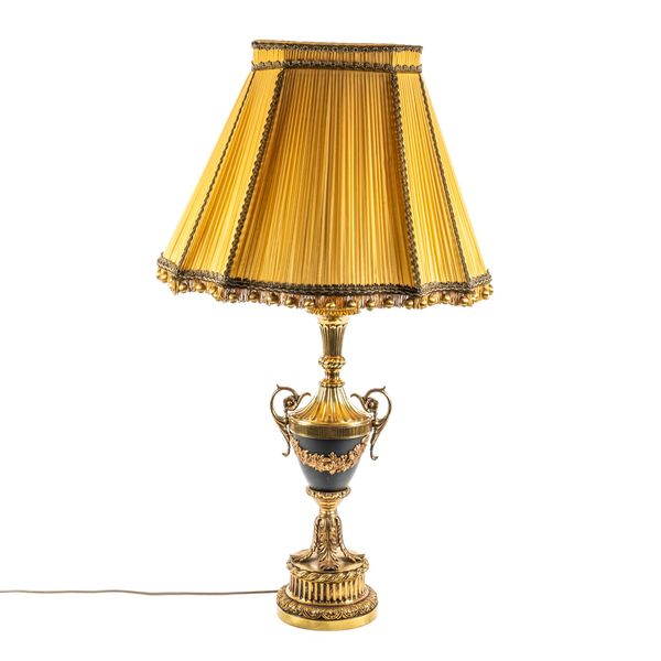 A GILT-METAL GRECIAN URN TABLE LAMP