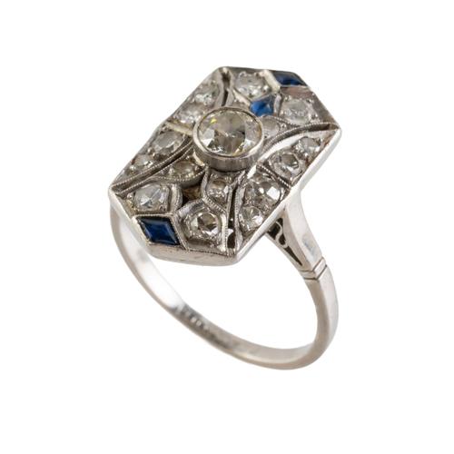 A DIAMOND AND SAPPHIRE RING