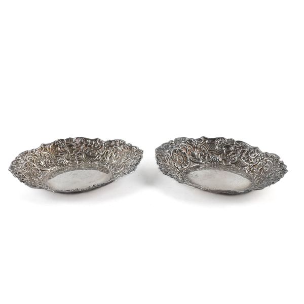 A PAIR OF VICTORIAN SILVER SHAPED OVAL DISHES (2)