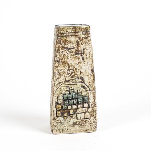 A TROIKA POTTERY 'COFFIN' VASE BY ELEANOR WINNING