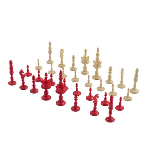 AN ENGLISH RED AND WHITE BONE CHESS SET (32)
