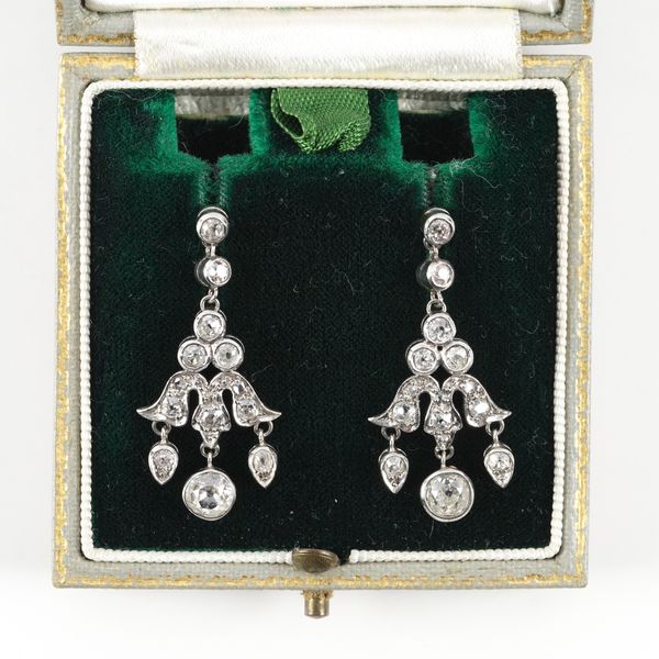 A PAIR OF DIAMOND PENDANT EARRINGS