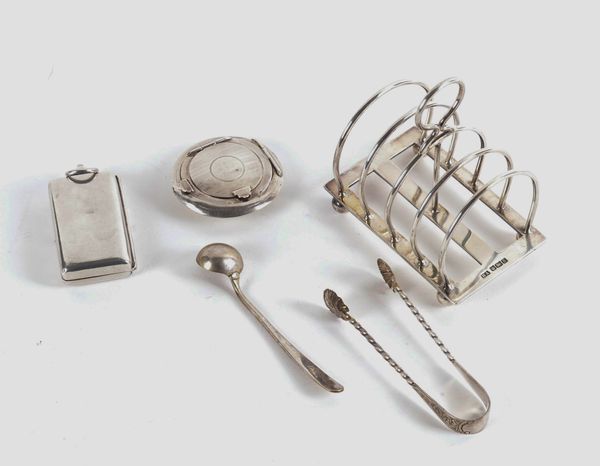 A SILVER FIVE BAR TOASTRACK AND FOUR FURTHER ITEMS (5)