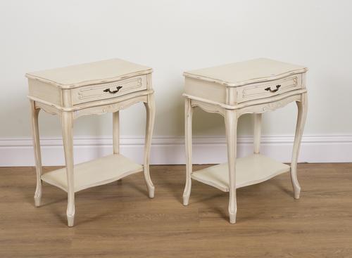 A PAIR OF CREAM PAINTED SINGLE DRAWER BEDSIDE TABLES (2)
